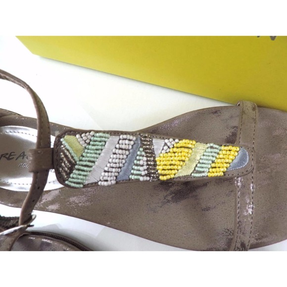 Women's Kenneth Cole Reaction Bon Net T3 Beaded T-Strap Sandals Taupe Size 8.5 - Picture 7 of 10